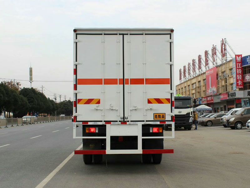 柳汽乘龙6.6米(额载10.6吨)气体厢式车