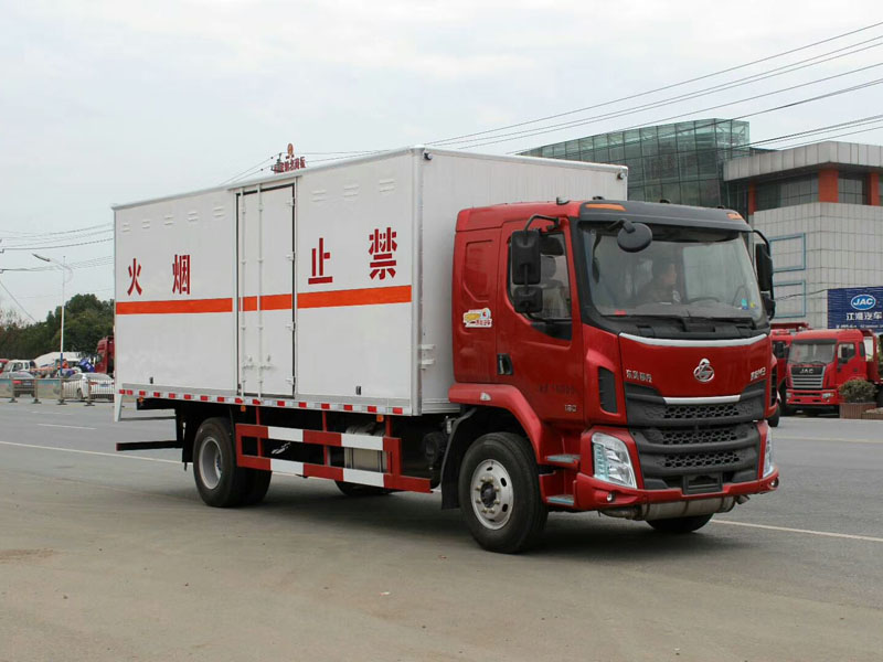 柳汽乘龙6.6米(额载10.6吨)气体厢式车