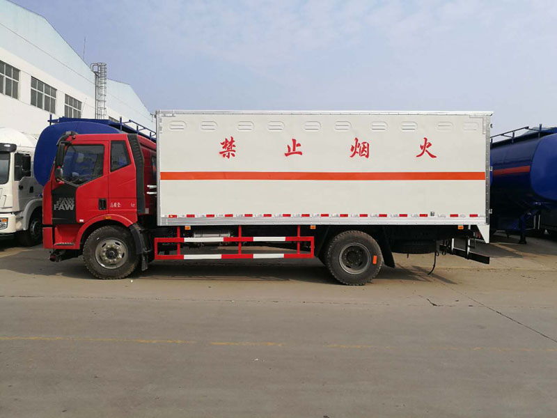 解放6米2(9.9吨)爆破器材车