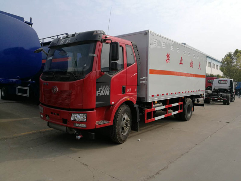 解放6米2(9.9吨)爆破器材车