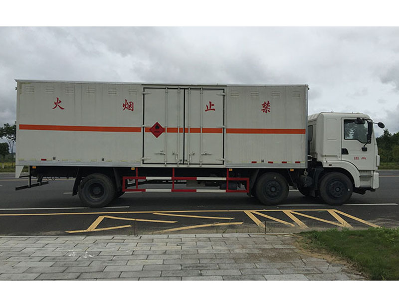 东风9.3米(13.9吨)气体厢式车