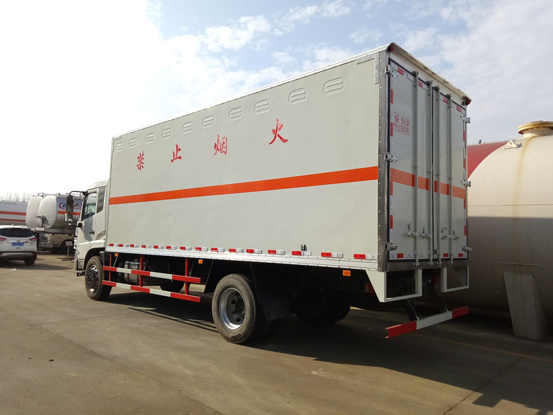 天锦6.6米(9.9吨)液体厢式车