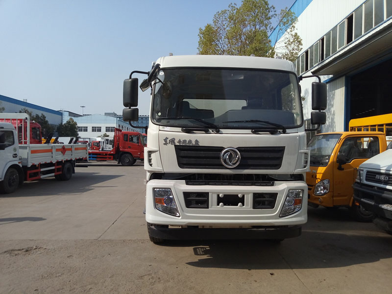 东风6.1米(9吨)液体厢式车