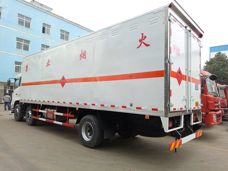 东风天锦8.6米(14.8吨)液体厢式车