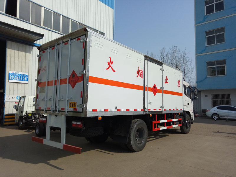 东风6.1米(9吨)液体厢式车