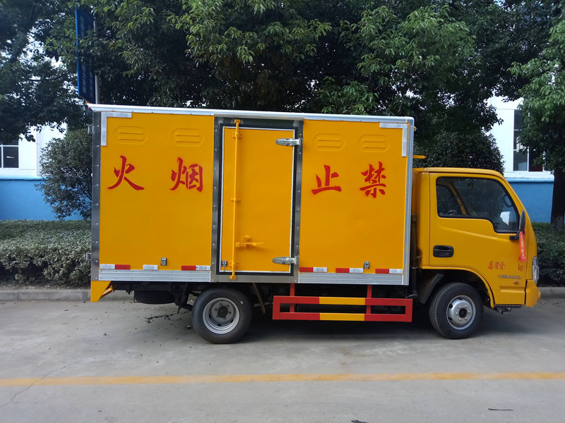 跃进3.3米柴油(蓝牌)腐蚀品厢式车
