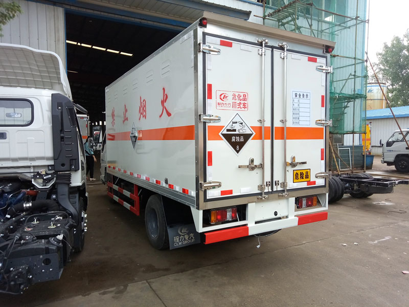 江铃4.2米(2.6吨)腐蚀品厢式车