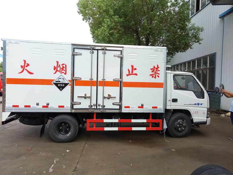 江铃4.2米(2.6吨)腐蚀品厢式车