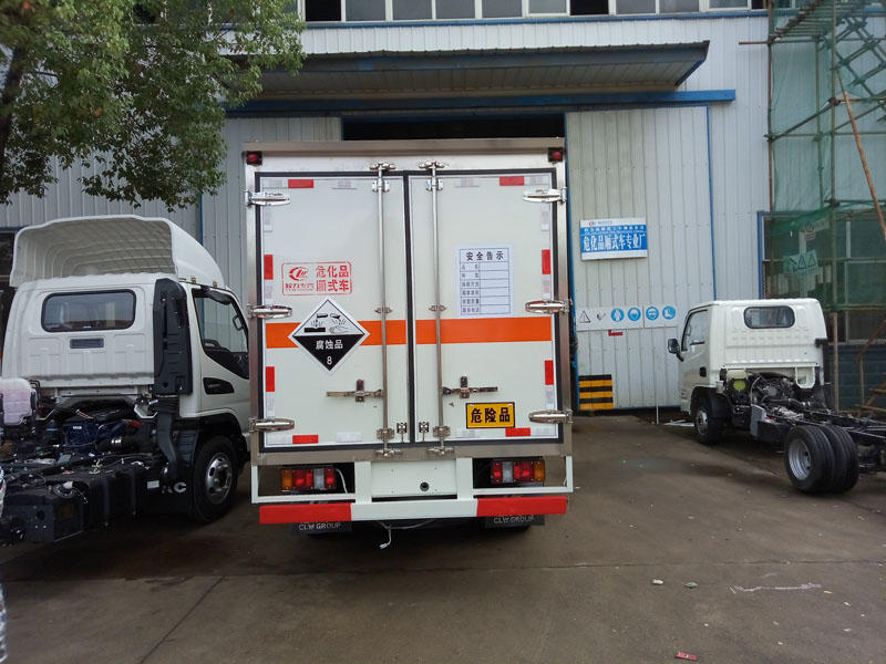 江铃4.2米(2.6吨)腐蚀品厢式车
