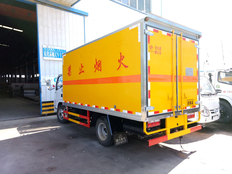 多利卡4.1米(3.4吨)腐蚀品厢式车