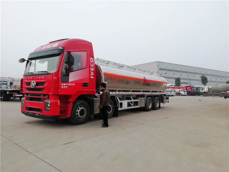 上汽红岩29.7方前四后八铝合金运油车,20吨运油车